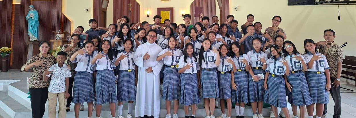 Tim Koor Gereja SMP Kanisius Argokiloso
